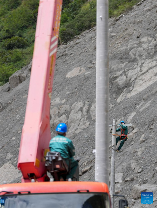 Energia restabelecida em porto fronteiriço atingido por deslizamento de lama na região de Xizang, na China
