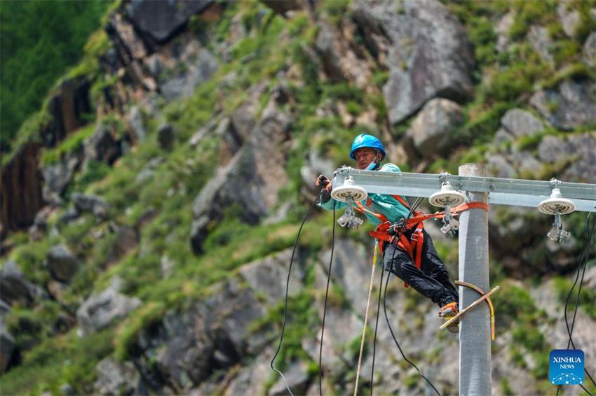 Energia restabelecida em porto fronteiriço atingido por deslizamento de lama na região de Xizang, na China