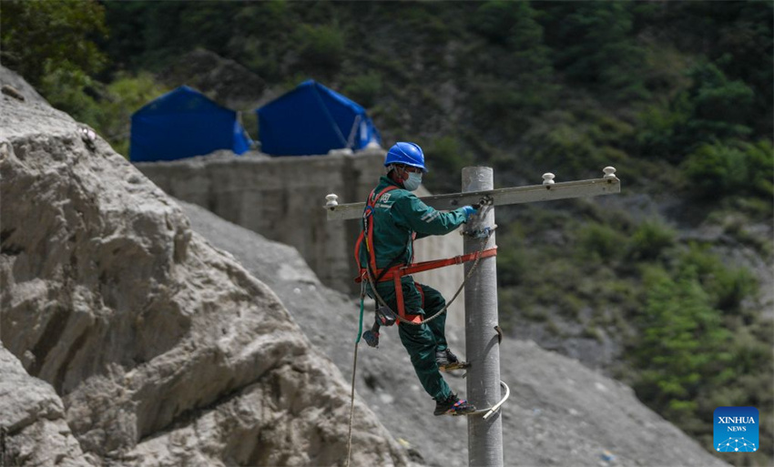 Energia restabelecida em porto fronteiriço atingido por deslizamento de lama na região de Xizang, na China
