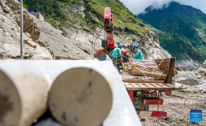 Energia restabelecida em porto fronteiriço atingido por deslizamento de lama na região de Xizang, na China