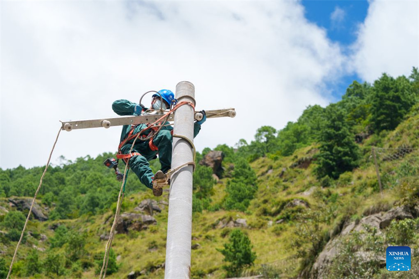 Energia restabelecida em porto fronteiriço atingido por deslizamento de lama na região de Xizang, na China