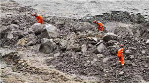 Equipes de bombeiros e resgate intensificam buscas minuciosas em toda a área afetada pelo deslizamento de terra em GyirongAtualmente, as equipes de bombeiros e resgate concentram seus esforços de busca em locais-chave, como o estacionamento e o edifício de inspeção conjunta. 