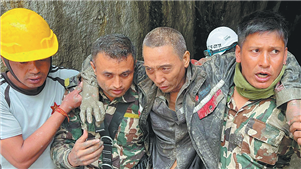 Cidadão chinês retido após desastre causado por enxurrada é resgatado no NepalNo dia 5 de setembro, um cidadão chinês que estava retido na região de Rasuwa, no norte do Nepal, em decorrência do recente desastre, foi resgatado com sucesso.