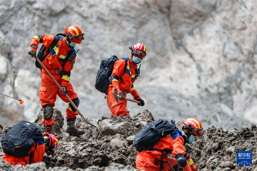 Xizang: equipes de resgate realizam buscas na área central do desastre em Gyirong