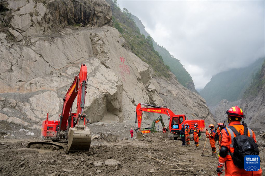 Xizang: equipes de resgate realizam buscas na área central do desastre em Gyirong