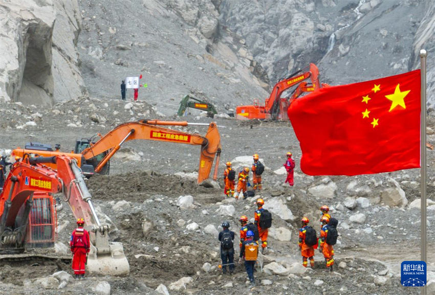 Xizang: equipes de resgate realizam buscas na área central do desastre em Gyirong