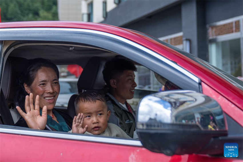 Moradores afetados por deslizamento de lama retornam para Gyirong em Xizang, sudoeste da China