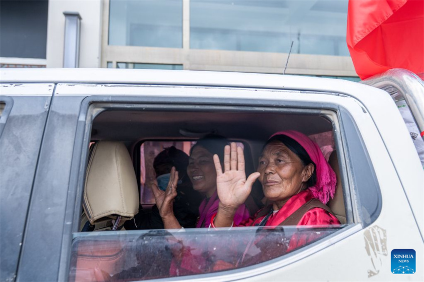 Moradores afetados por deslizamento de lama retornam para Gyirong em Xizang, sudoeste da China