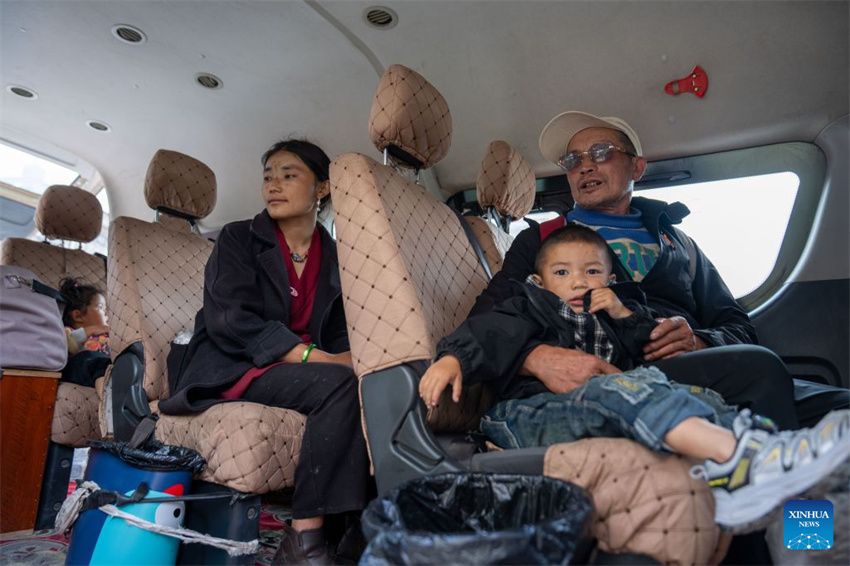 Moradores afetados por deslizamento de lama retornam para Gyirong em Xizang, sudoeste da China