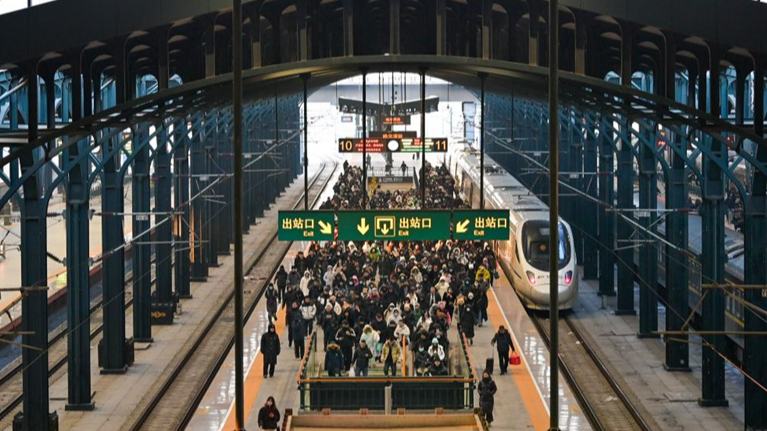 Venda de passagens de trem para o Dia Nacional e o Festival do Meio do OutonoO período de viagens ferroviárias durante o feriado durará 16 dias, de 23 de setembro a 8 de outubro, com o pico de movimento de passageiros previsto para 1º de outubro.