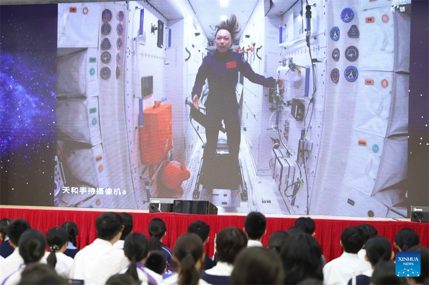 Estudantes de Hong Kong e Macau interagem com a tripulação da Shenzhou-23 em órbita durante a 