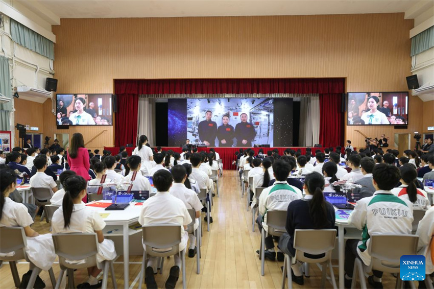 Estudantes de Hong Kong e Macau interagem com a tripulação da Shenzhou-23 em órbita durante a 