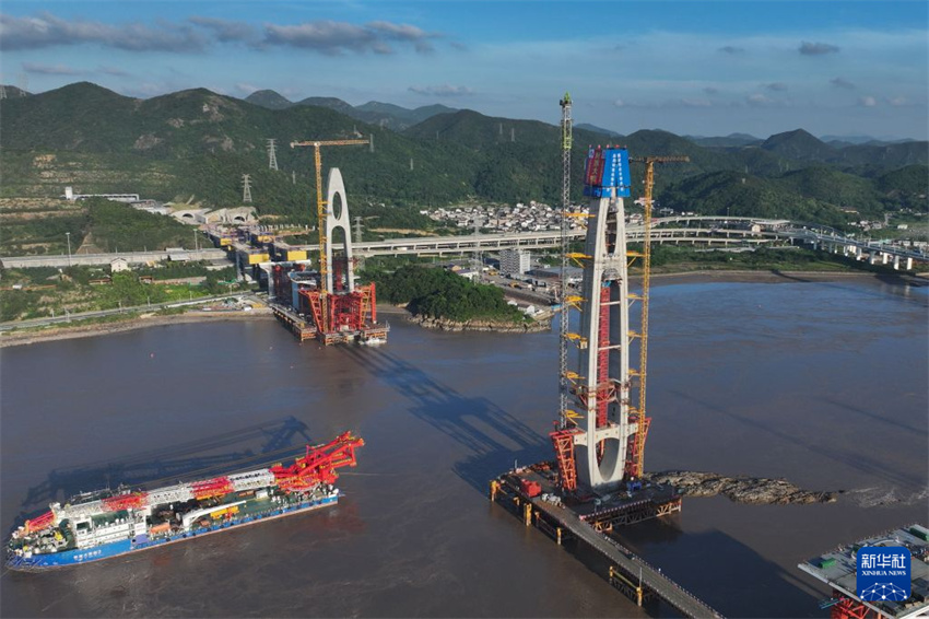 Torres principais das pontes da ferrovia Ningbo-Zhoushan são concluídas