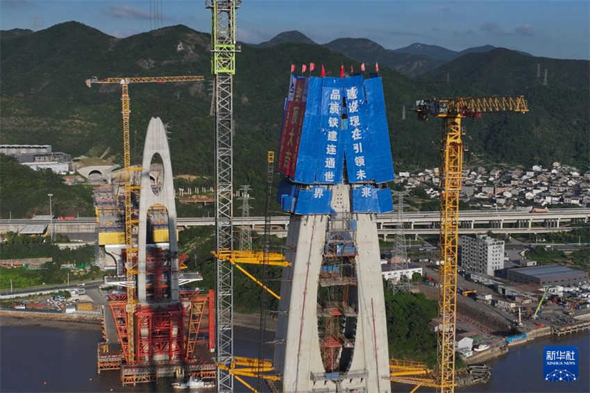 Torres principais das pontes da ferrovia Ningbo-Zhoushan são concluídas