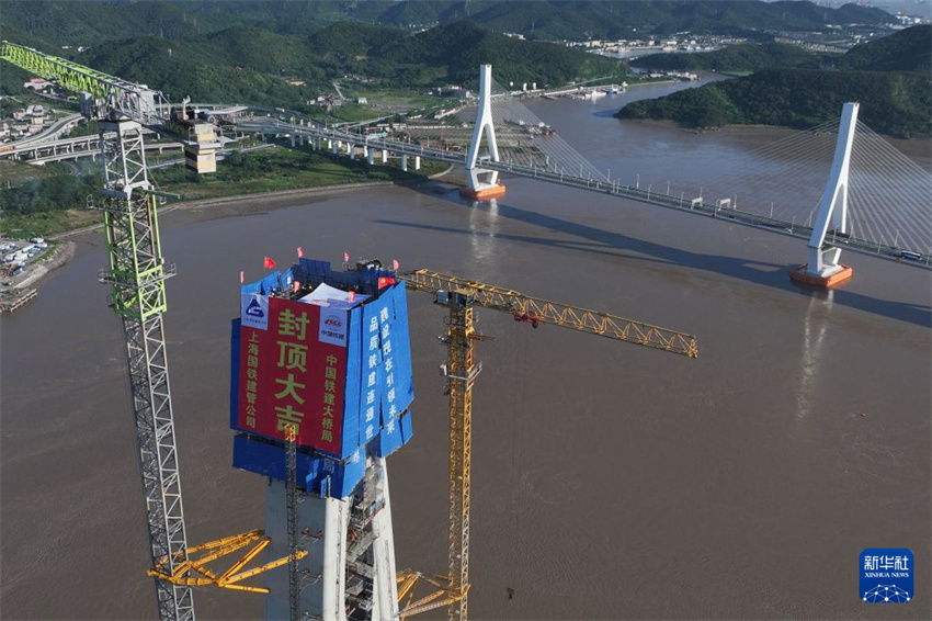 Torres principais das pontes da ferrovia Ningbo-Zhoushan são concluídas