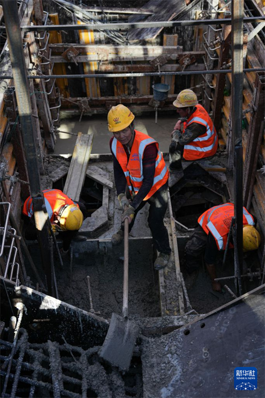 Torres principais das pontes da ferrovia Ningbo-Zhoushan são concluídas