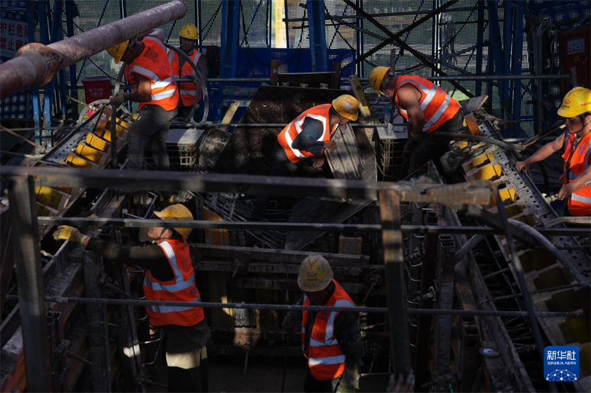 Torres principais das pontes da ferrovia Ningbo-Zhoushan são concluídas