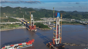 Torres principais das pontes da ferrovia Ningbo-Zhoushan são concluídasA torre principal do lado de Ningbo da ponte rodoferroviária de Fuchimen foi concluída com sucesso no domingo (13), marcando a conclusão da última torre principal da ferrovia Yongzhou. 