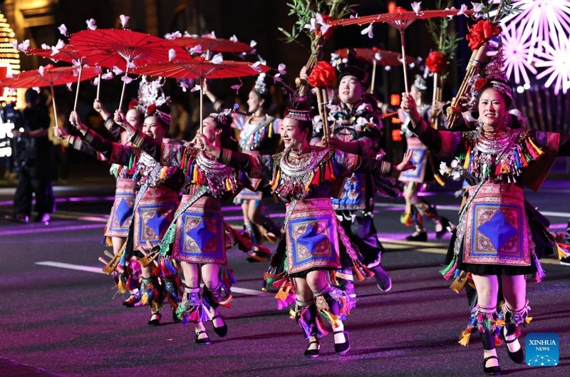 Desfile do 37º Festival de Turismo de Shanghai arranca no Bund