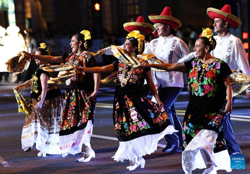 Desfile do 37º Festival de Turismo de Shanghai arranca no Bund