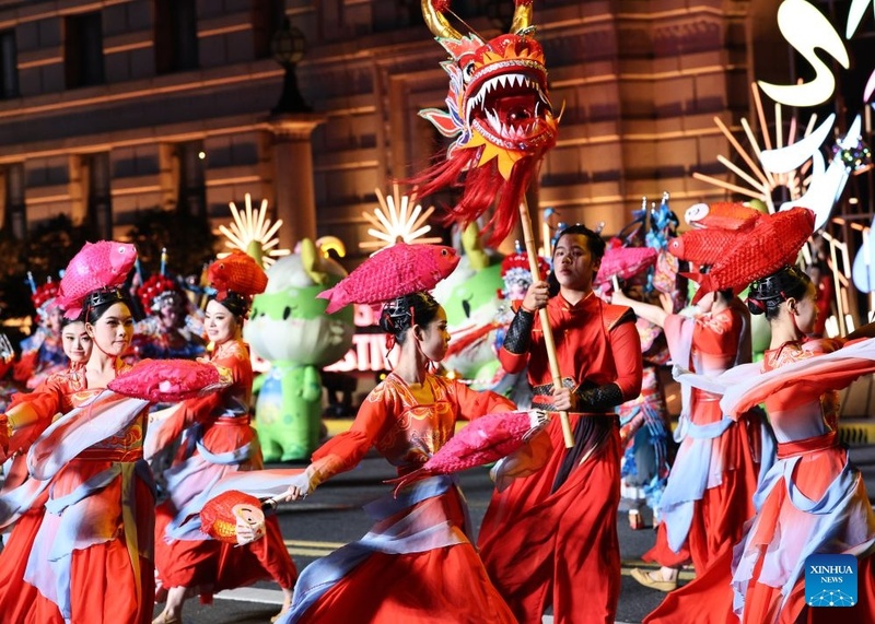 Desfile do 37º Festival de Turismo de Shanghai arranca no Bund