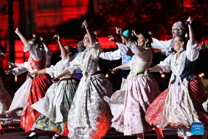 Desfile do 37º Festival de Turismo de Shanghai arranca no Bund