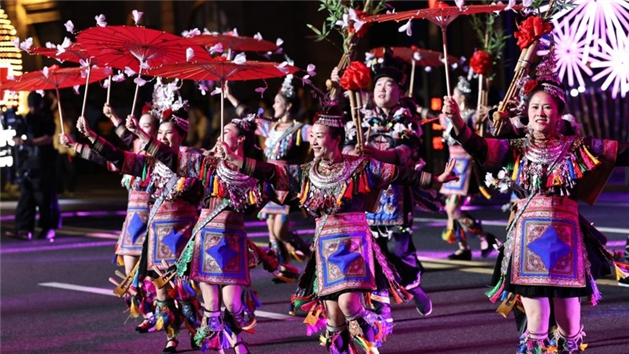 Desfile do 37º Festival de Turismo de Shanghai arranca no Bund
