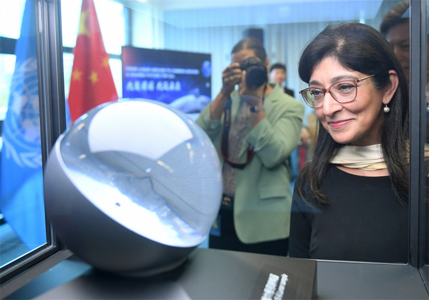 China doa amostra do lado oculto da Lua para a ONU, em Viena
