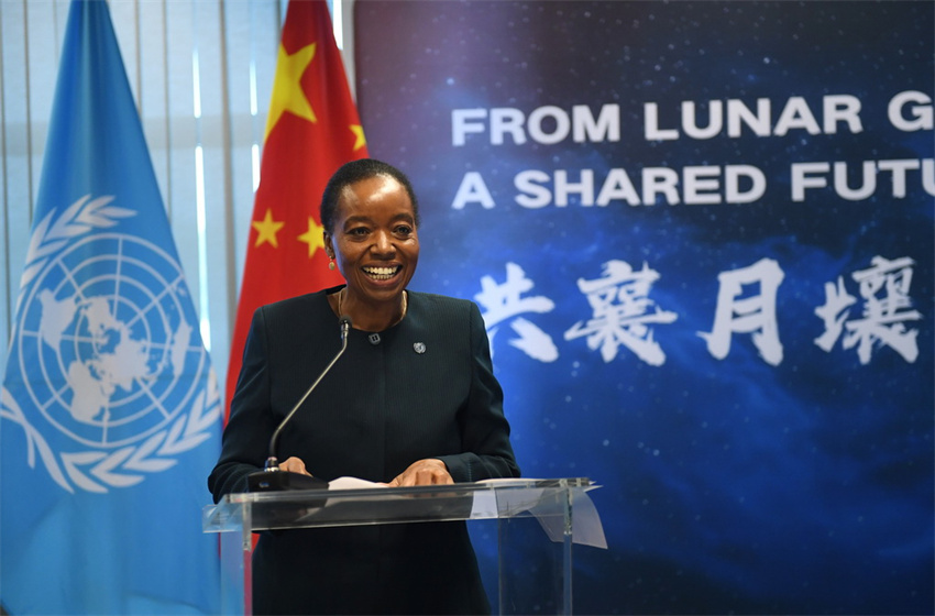 China doa amostra do lado oculto da Lua para a ONU, em Viena