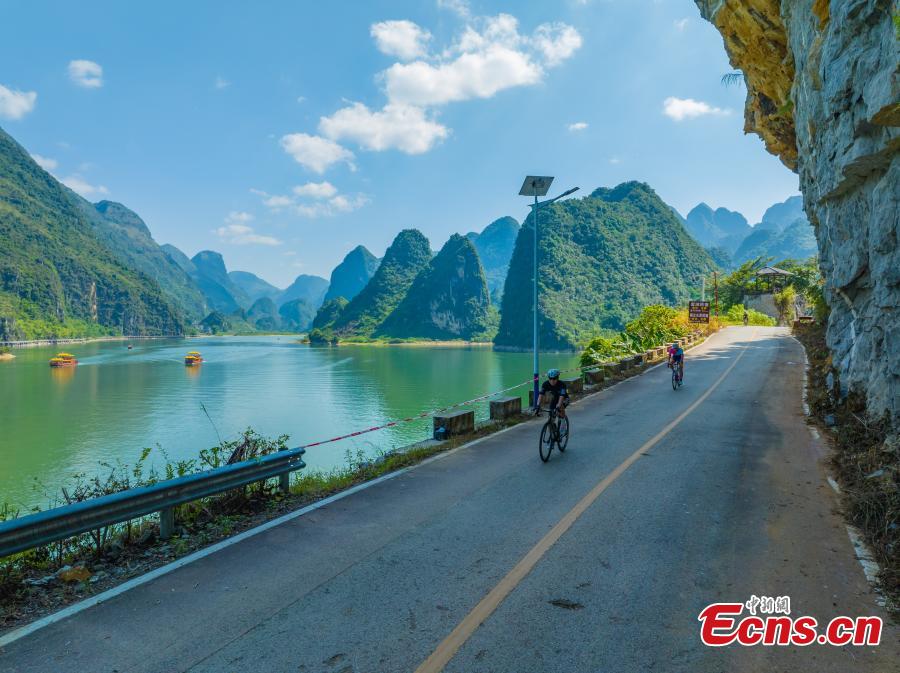 Ciclistas competem em meio à paisagem cárstica de Guangxi