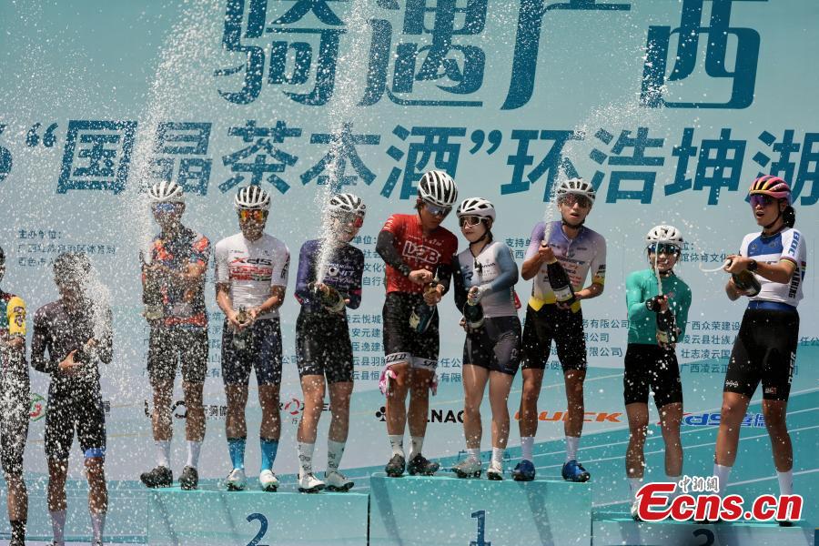 Ciclistas competem em meio à paisagem cárstica de Guangxi