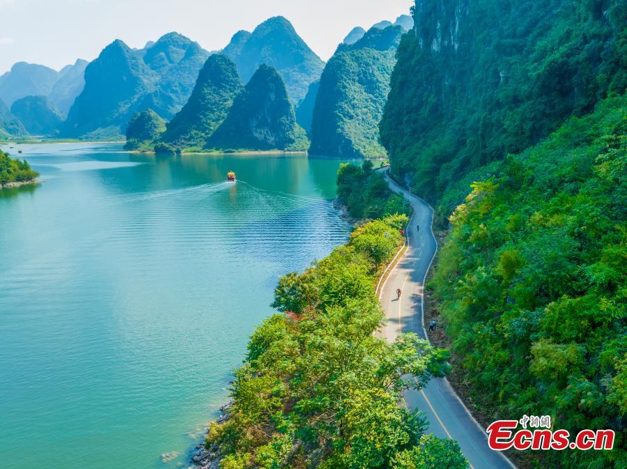 Ciclistas competem em meio à paisagem cárstica de Guangxi