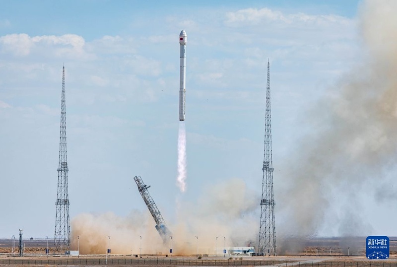 Foguete chinês Zhuque-2E lança 10 satélites ao espaço