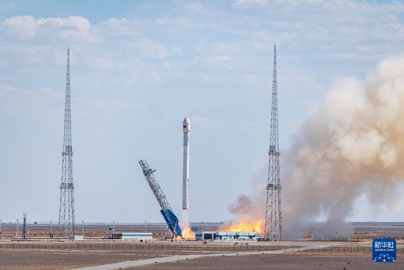 Foguete chinês Zhuque-2E lança 10 satélites ao espaço