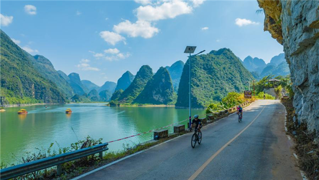 Ciclistas competem em meio à paisagem cárstica de Guangxi