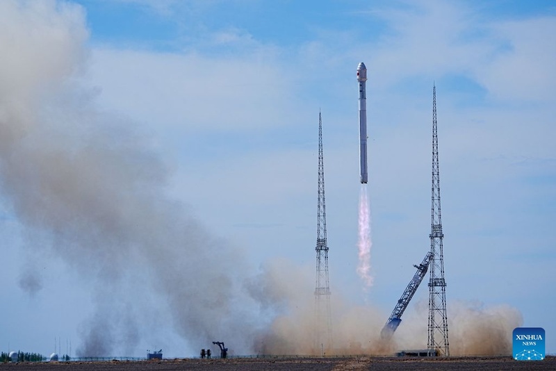 Foguete chinês Zhuque-2E transporta 10 satélites para o espaço