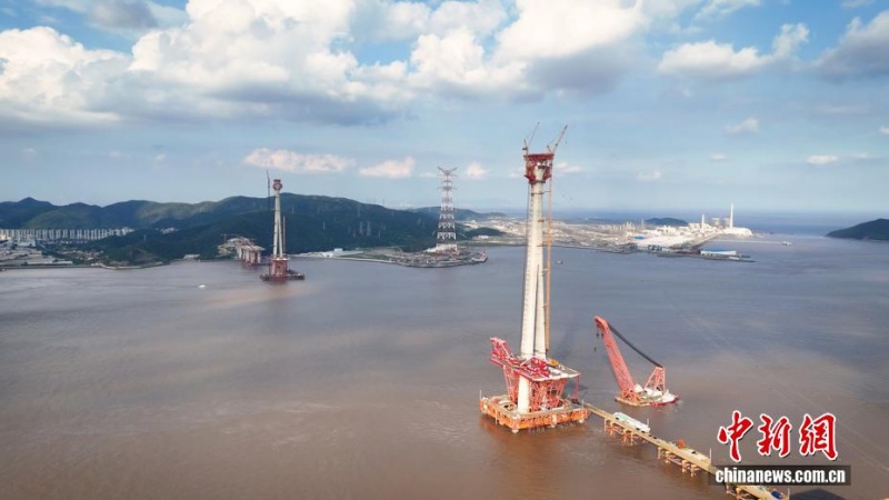 Drone instala cabo-guia sobre o mar em operação inédita na ponte rodoferroviária de Xihoumen