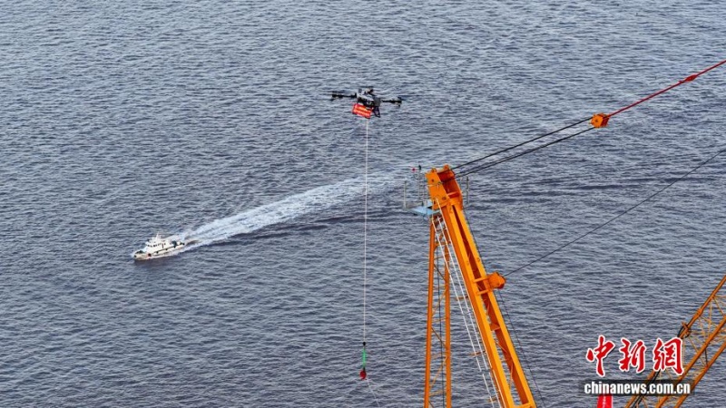 Drone instala cabo-guia sobre o mar em operação inédita na ponte rodoferroviária de Xihoumen