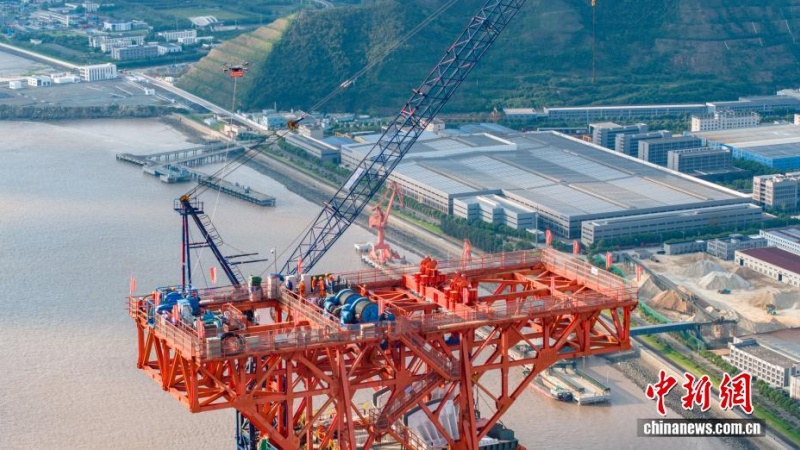 Drone instala cabo-guia sobre o mar em operação inédita na ponte rodoferroviária de Xihoumen