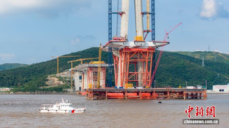 Drone instala cabo-guia sobre o mar em operação inédita na ponte rodoferroviária de Xihoumen