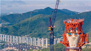 Drone instala cabo-guia sobre o mar em operação inédita na ponte rodoferroviária de XihoumenEm 16 de setembro, a ferrovia Ningbo–Zhoushan, uma das maiores obras de engenharia sobre o mar em escala mundial, protagonizou mais um momento de destaque tecnológico. 
