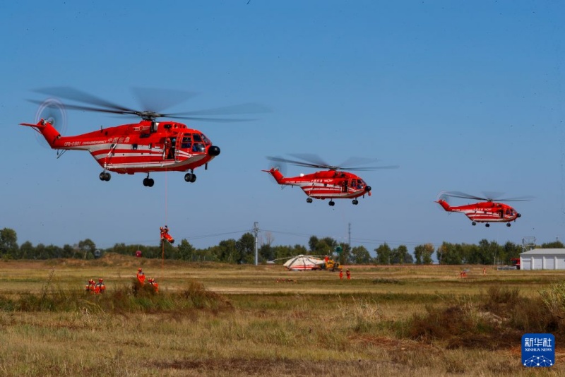 Equipes de bombeiros da China realizam treinamento de descida por corda de helicóptero