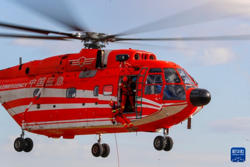 Equipes de bombeiros da China realizam treinamento de descida por corda de helicóptero