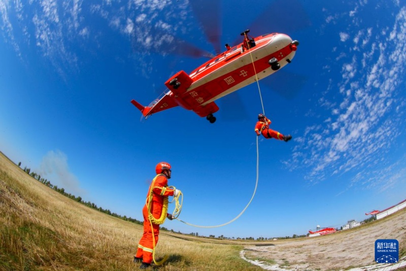 Equipes de bombeiros da China realizam treinamento de descida por corda de helicóptero