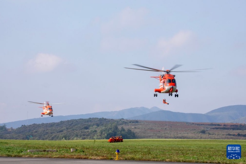 Equipes de bombeiros da China realizam treinamento de descida por corda de helicóptero