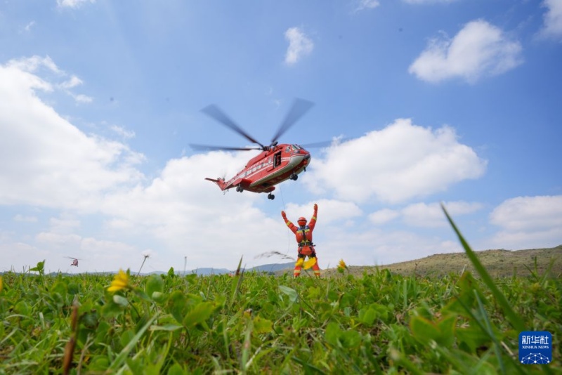 Equipes de bombeiros da China realizam treinamento de descida por corda de helicóptero