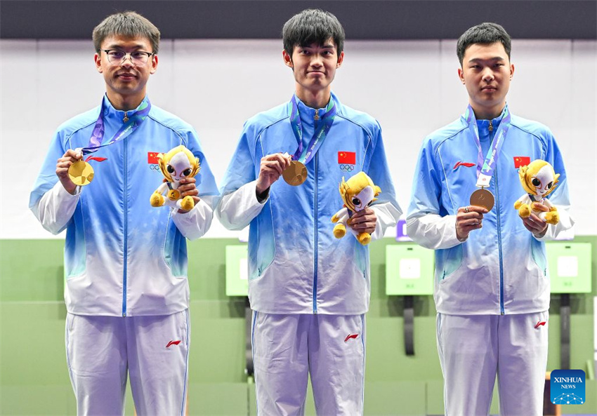 China quebra recorde mundial na prova por equipes de carabina de ar 10m masculina nos Jogos Asiáticos de Aichi-Nagoya