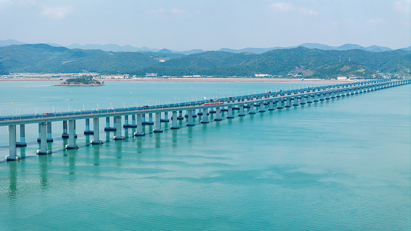 Primeira ferrovia interurbana sobre o mar da China entra em operação