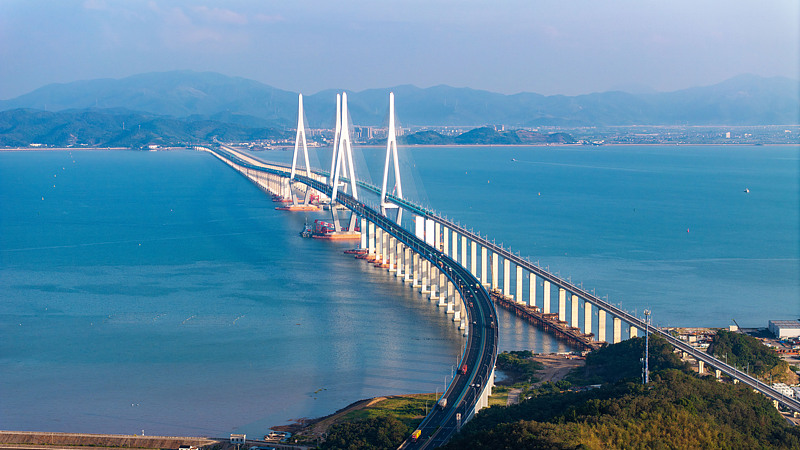 Primeira ferrovia interurbana sobre o mar da China entra em operação