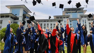 População chinesa com ensino superior chega a 270 milhões A China conta agora com 270 milhões de pessoas com formação de nível superior, afirmou o vice-ministro da Educação, Wang Guangyan, em uma coletiva de imprensa na quarta-feira.